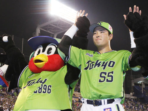 ヤクルト対中日　つば九郎とバンザイするヤクルト村上（撮影・中島郁夫）