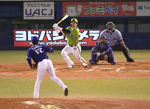 ヤクルト対中日　6回裏ヤクルト無死、右越えソロ本塁打を放つ村上。投手柳（撮影・鈴木みどり）