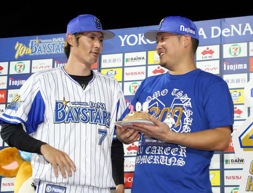 DeNA対広島　石川（左）からケーキをプレゼントされたDeNA筒香（撮影・鈴木正人）