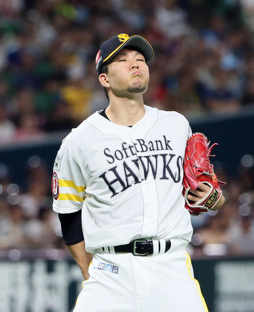 ソフトバンク対西武　2回表西武1死、栗山に右前打を浴び口をとがらせる千賀（撮影・栗木一考）