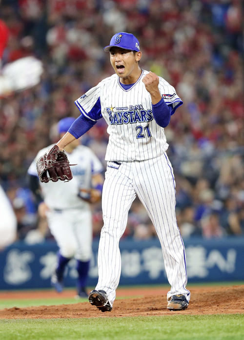 DeNA対広島　7回表広島の攻撃を抑えガッツポーズするDeNA今永（撮影・鈴木正人）