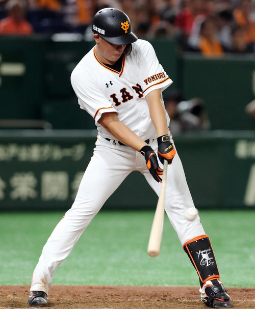 巨人対阪神　4回裏巨人2死三塁、右前適時打を放つ山口（撮影・垰建太）