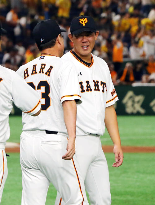 巨人対阪神　阪神に勝利するも巨人山口（右）は原監督（左）に声をかけられ申し訳なさそうな表情を見せる（撮影・垰建太）
