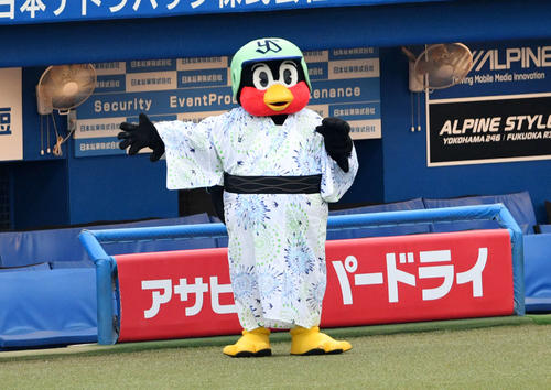 ヤクルト対中日　浴衣姿で登場したつば九郎（撮影・滝沢徹郎）