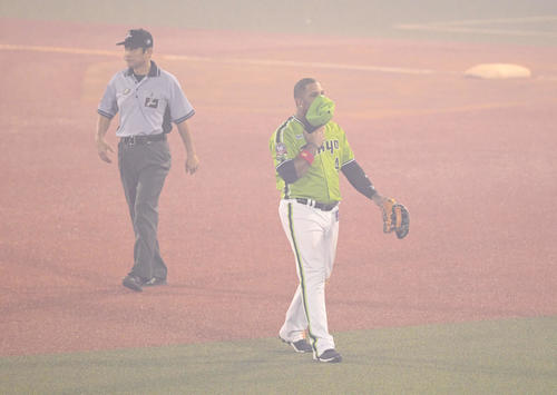 ヤクルト対中日　5回裏終了後、打ち上げられた花火の煙が球場を漂い、帽子で口元を覆うヤクルトのバレンティン（撮影・滝沢徹郎）