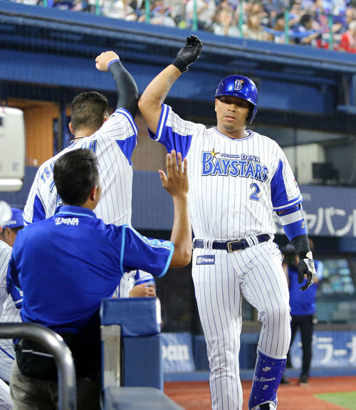 DeNA対広島　7回裏DeNA無死、ロペス（右）は左越え本塁打を放ち筒香とタッチ（撮影・鈴木正人）