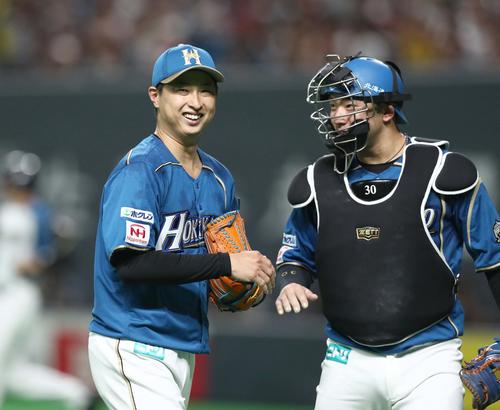 日本ハム対楽天　12回表楽天2死一、二塁、渡辺佳を左邪飛に抑え宇佐見（右）とタッチする村田（撮影・黒川智章）