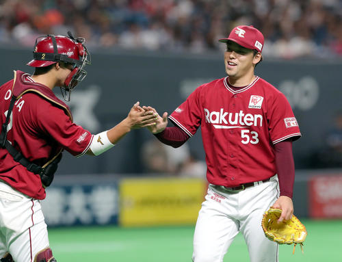 日本ハム対楽天　10回裏日本ハム2死一、二塁、石井を三振にとり楽天太田（左）とタッチを交わしながらベンチに戻る高梨（撮影・佐藤翔太）