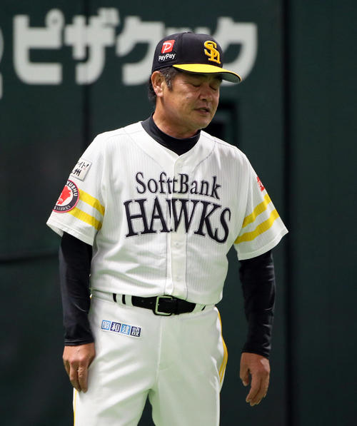 5回表西武1死二塁、金子侑に四球を与えたミランダに交代を出す工藤監督（撮影・栗木一考）