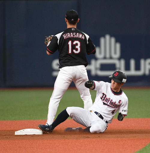 3回裏オリックス2死二塁、福田周平は先制適時二塁打を放ち二塁に滑り込む。二塁カバーは平沢大河（撮影・渦原淳）