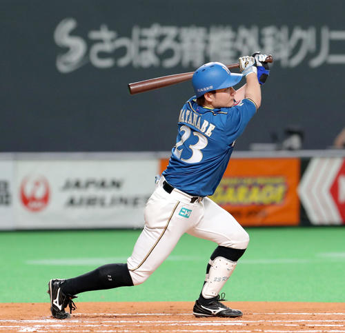日本ハム対楽天　1回裏日本ハム1死三塁、渡辺は中犠飛を放つ（撮影・佐藤翔太）
