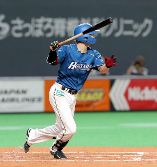 日本ハム対楽天　2回裏日本ハム1死一、三塁、西川は左前適時打を放つ（撮影・佐藤翔太）