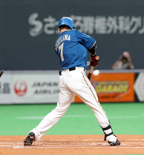 日本ハム対楽天　2回裏日本ハム1死一、三塁、西川は左前適時打を放つ（撮影・佐藤翔太）