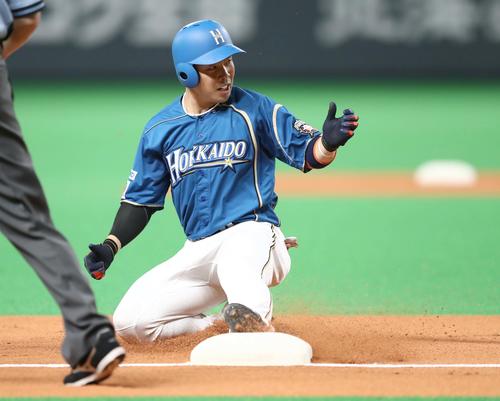 日本ハム対楽天　1回裏日本ハム無死一、二塁、左中間に2点適時三塁打を放つ近藤（撮影・黒川智章）