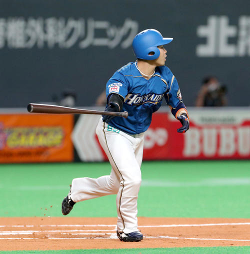 日本ハム対楽天　1回裏日本ハム無死一、二塁、近藤は逆転となる適時三塁打を放つ（撮影・佐藤翔太）