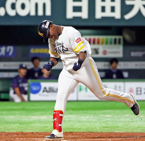2回裏ソフトバンク無死、右中間へソロ本塁打を放ったコラスはガッツポーズしながらホームイン（撮影・栗木一考）