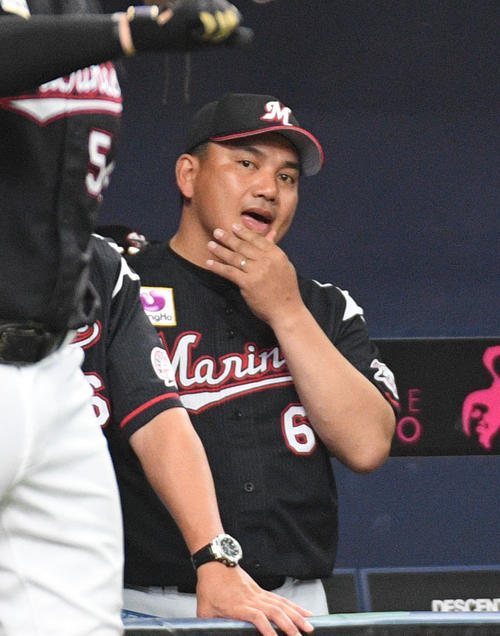オリックス対ロッテ　7回表ロッテ、反撃も1点止まりにがっくりの井口監督（撮影・渦原淳）