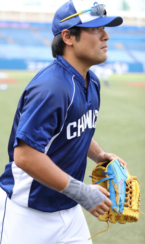 右手首にサポーターをする中日平田（2019年8月16日撮影）