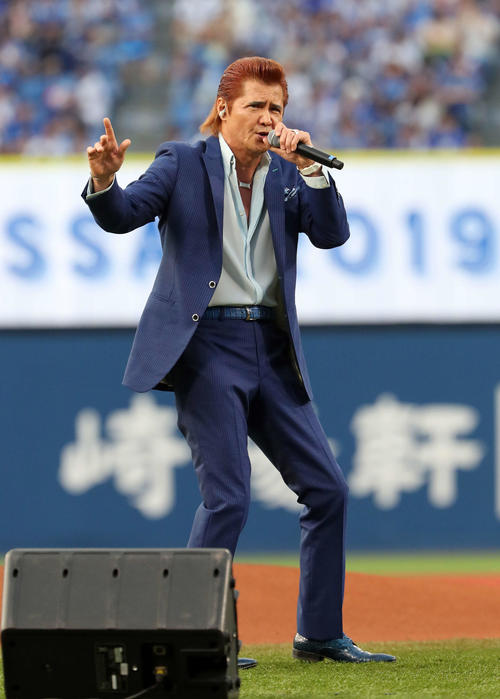 DeNA対広島　試合前、イベントで熱唱する竹内力（撮影・鈴木正人）