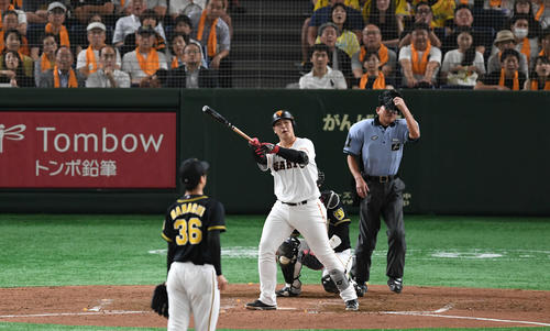 巨人対阪神　5回裏巨人2死、岡本は中越えソロ本塁打を放つ。投手浜地（撮影・山崎安昭）