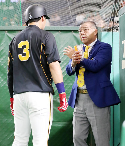 巨人対阪神　大山（左）に打撃指導する掛布SEA（撮影・加藤哉）