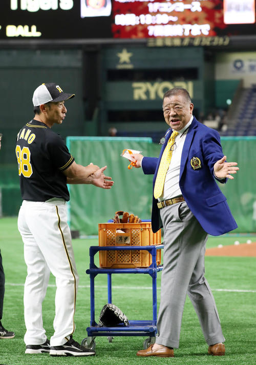 巨人対阪神　矢野監督（左）と話す掛布SEA（撮影・加藤哉）