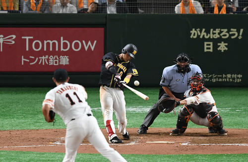 巨人対阪神　7回表阪神2死一塁、木浪は右翼へ適時二塁打を放つ。投手山口（撮影・山崎安昭）