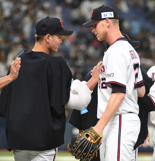 オリックス対ロッテ　ディクソンからウイニングボールを受け取るK－鈴木（左）（撮影・渦原淳）