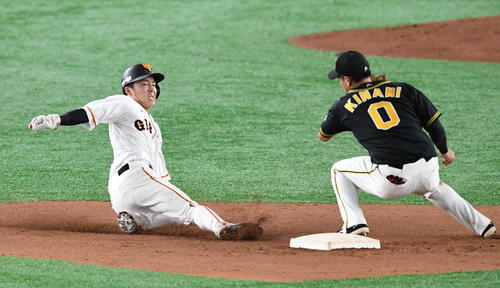 巨人対阪神　6回裏巨人無死一塁、増田大（左）は二塁盗塁を決める。二塁手木浪（撮影・山崎安昭）