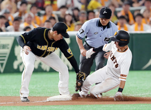 巨人対阪神　6回裏巨人無死二塁、三盗を決める増田大（右）。三塁手大山（撮影・垰建太）