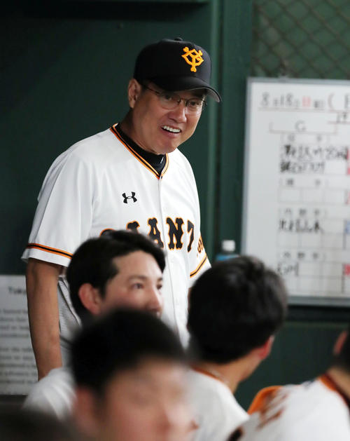 巨人対阪神　5回、ベンチで適時打を放った巨人増田大（手前右）に笑顔で声をかける原監督（撮影・垰建太）