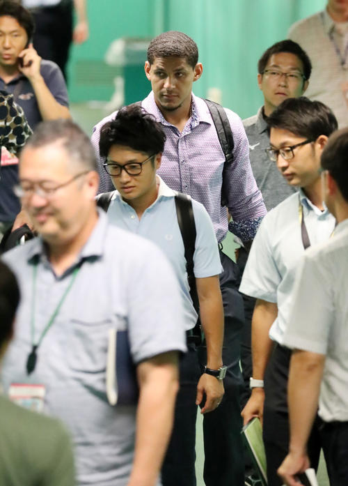 巨人対阪神　試合を終え球場から引き揚げるマルテ（撮影・加藤哉）