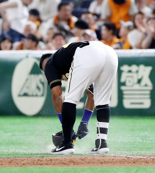 巨人対阪神　7回表阪神2死一塁、ソラーテは二塁ゴロを放ちヘルメットをグラウンドにたたきつけて悔しがる（撮影・加藤哉）