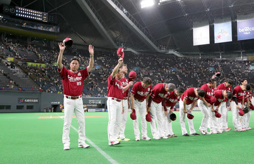 札幌ドームでの最終戦を終えスタンド応援席に挨拶に向かう楽天ナイン。左は平石監督（撮影・佐藤翔太）