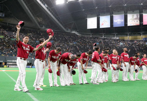 日本ハム対楽天　札幌ドームでの最終戦を終えスタンド応援席に挨拶に向かう楽天ナイン。左は平石監督（撮影・佐藤翔太）
