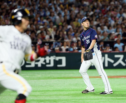 7回裏ソフトバンク1死二塁、明石に勝ち越し適時二塁打を浴びる平井（撮影・栗木一考）