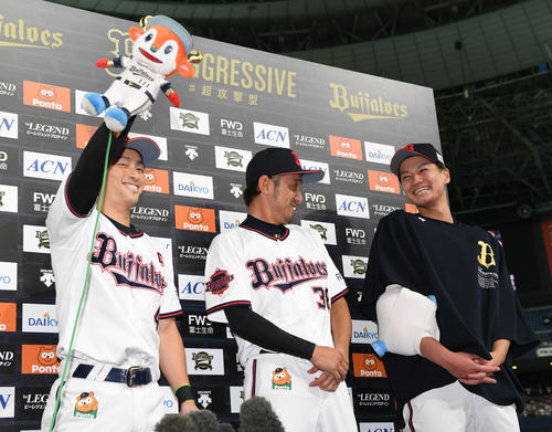 オリックス対ロッテ　ヒーローインタビューでファンにこあえる左から福田、小島、K－鈴木（撮影・渦原淳）