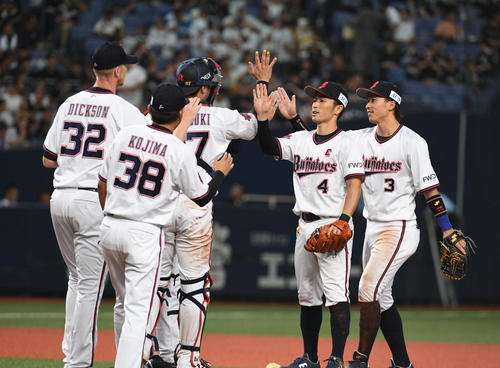 オリックス対ロッテ　4連勝を祝うオリックスナイン（撮影・渦原淳）