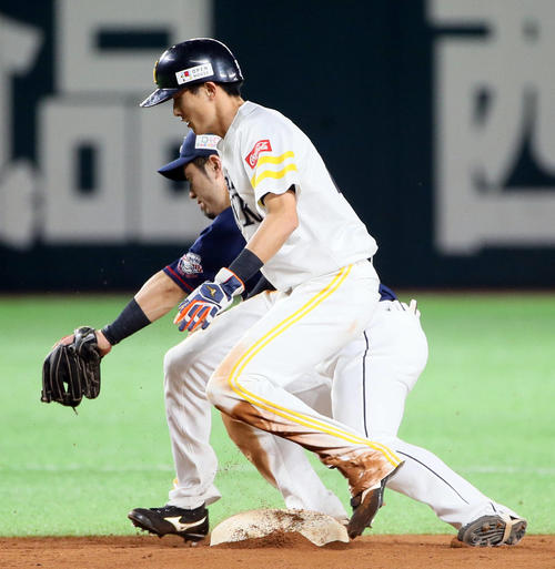 7回裏ソフトバンク1死一塁、代走周東は二盗。野手外崎（撮影・栗木一考）
