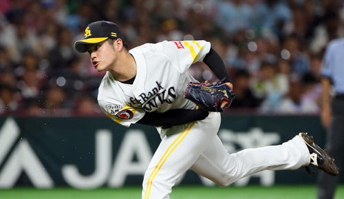 4番手で登板する甲斐野（撮影・栗木一考）