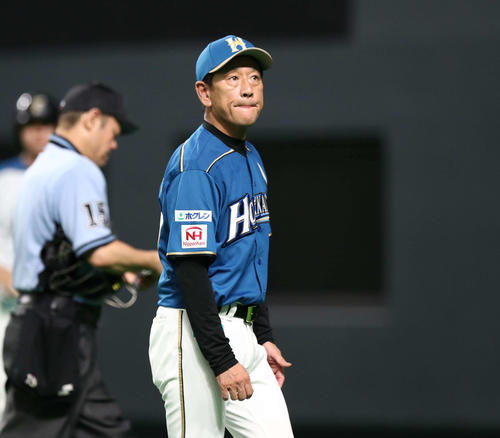 日本ハム対楽天　投手交代を告げる栗山監督（撮影・黒川智章）