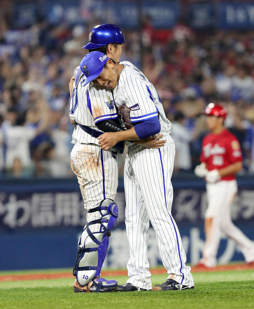 DeNA対広島　試合に勝利し戸柱（左）に抱き付くDeNA今永（撮影・鈴木正人）