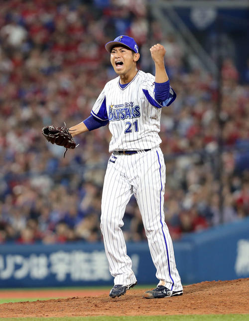 DeNA対広島　試合に勝利しガッツポーズで雄たけびを上げるDeNA今永（撮影・鈴木正人）