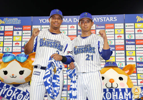 DeNA対広島　お立ち台でガッツポーズするDeNA今永（右）とロペス（撮影・鈴木正人）