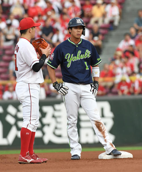 広島対ヤクルト　1回表ヤクルト2死一塁、バレンティンのとき、一塁走者の山田哲は二塁盗塁を狙うも、二塁敷田塁審はアウトを宣告。リプレー検証の際、小園（左）と塁上で会話をする（撮影・今浪浩三）
