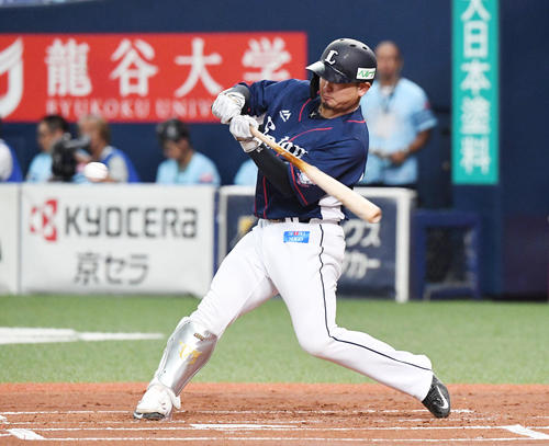 西武対ソフトバンク　1回表西武1死二塁、森友哉は中前適時安打を放つ（撮影・奥田泰也）