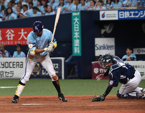 ソフトバンク対西武　4回裏ソフトバンク2死三塁、松本航がワイルドピッチで失点する（撮影・奥田泰也）