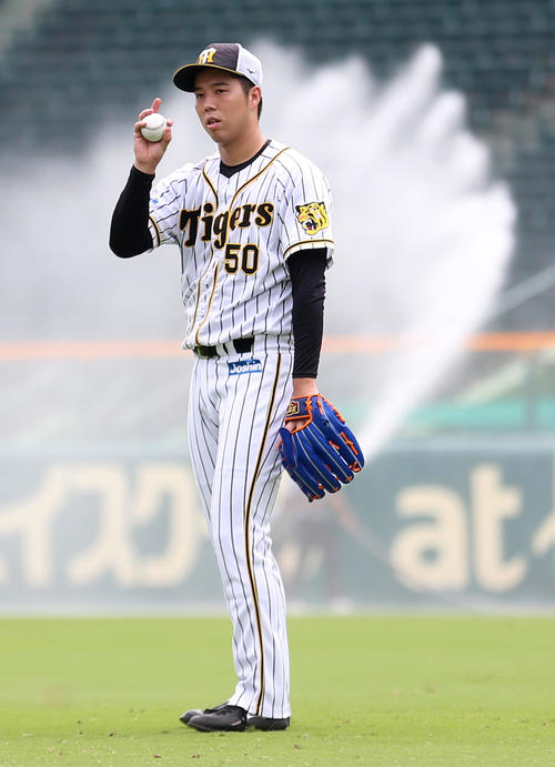 放水される甲子園のグラウンドで練習する青柳（撮影・上山淳一）