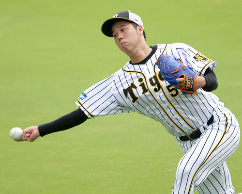 投手指名練習で投球する青柳（撮影・上山淳一）