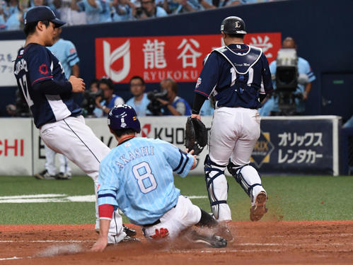 ソフトバンク対西武　4回裏ソフトバンク2死三塁、松本航がワイルドピッチで三塁走者の明石が生還、勝ち越す（撮影・奥田泰也）